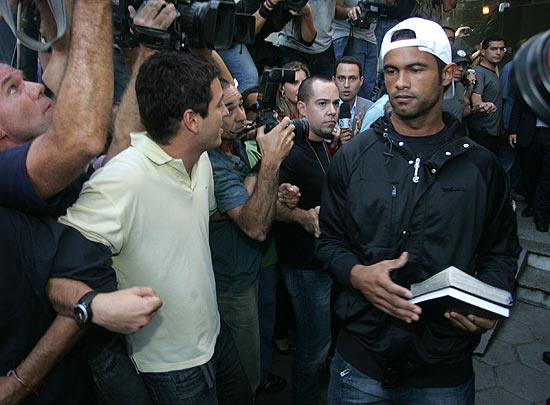 O goleiro Bruno Fernandes, 25, sai, com uma Bblia em mos, da Diviso de Homicdios