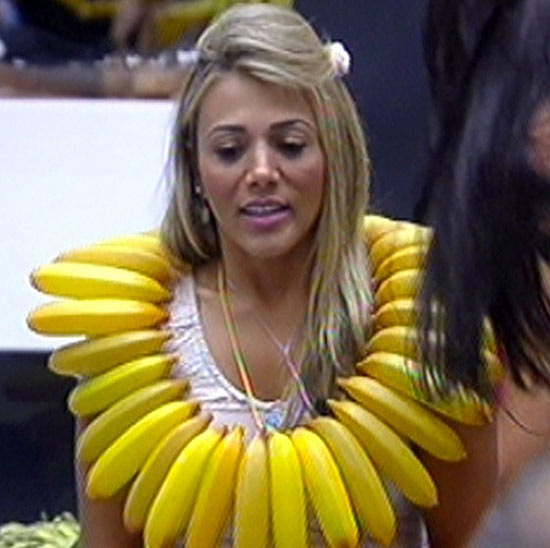 A participante do BBB12, Fabiana,  obrigada a usar colar de banana durante alguns dias no reality show