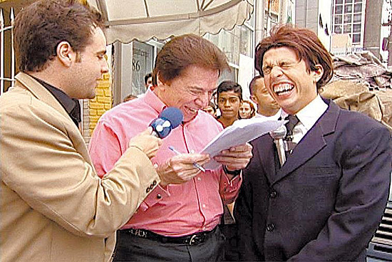 O apresentador Silvio Santos (centro) com Rodrigo Scarpa (à esq.), o Repórter Vesgo, e Wellington Muniz (à dir.), o Ceará, do programa "Pânico na TV"