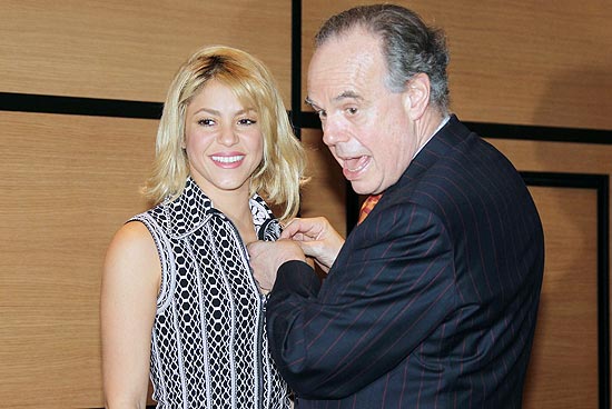 A cantora colombiana Shakira é condecorada pelo ministro de Cultura da França, Frédéric Mitterrand, em Cannes
