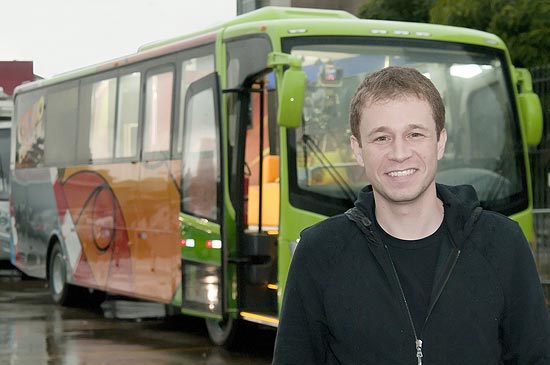 Tiago Leifert e o ônibus do "Globo Esporte"