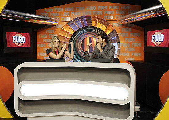 Os humorista Dani Calabresa e Bento Ribeiro em cena do programa "Furo MTV"