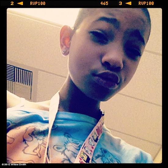 Willow Smith raspou o topetão