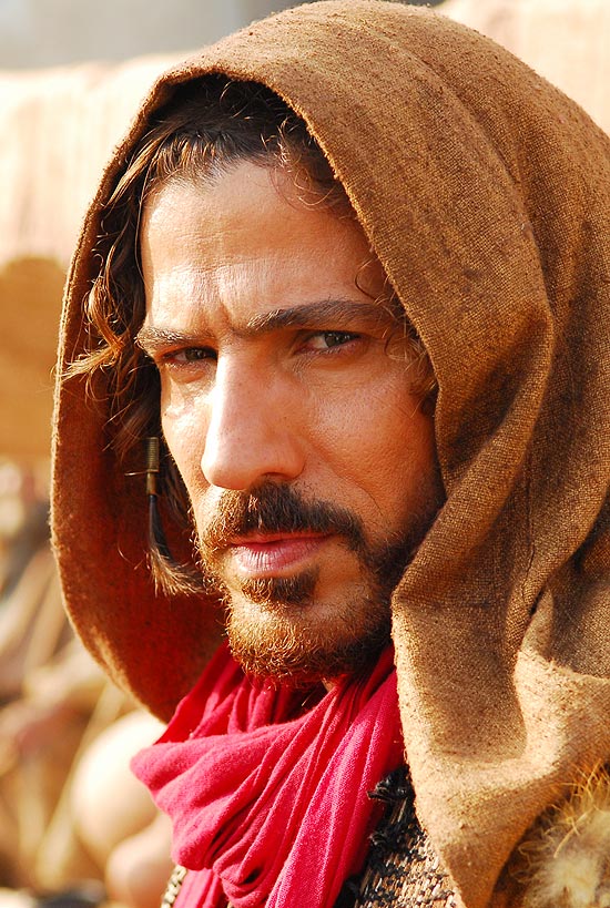 O ator Leonardo Brício na pele de Davi, protagonista da série bíblica "Rei Davi", da Record