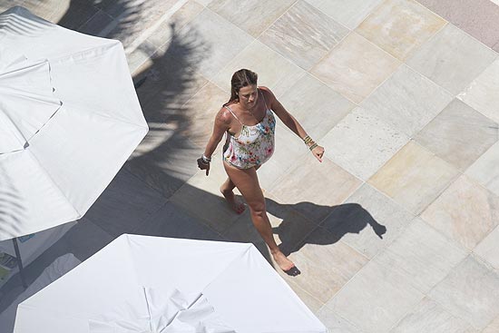 Luana Piovani na piscina de Hotel em Copacabana