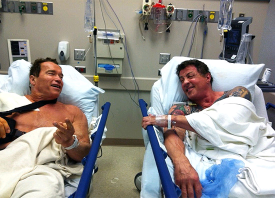 Schwarzenegger posta foto com Stallone no hospital