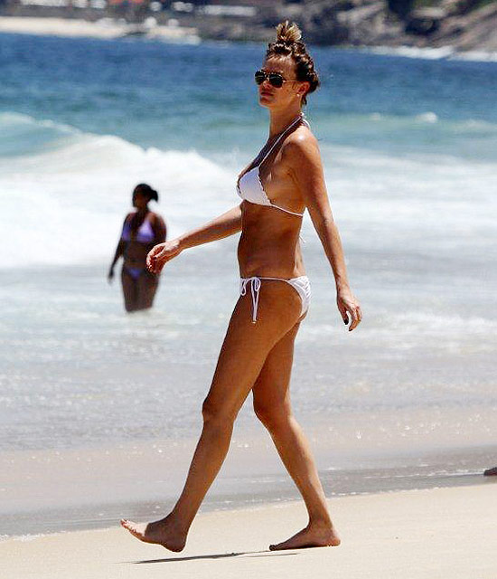 Letícia Birkhauer na praia de Ipanema 