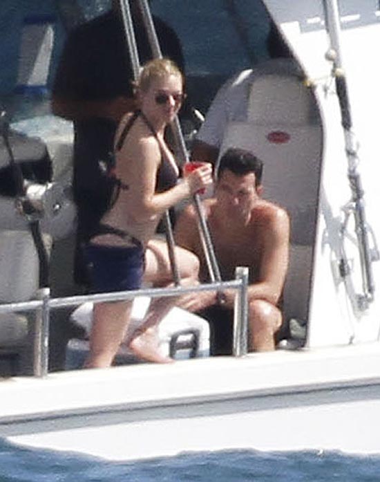 Scarlett Johansson e seu namorado, Nate Naylor, em foto tirada em fevereiro