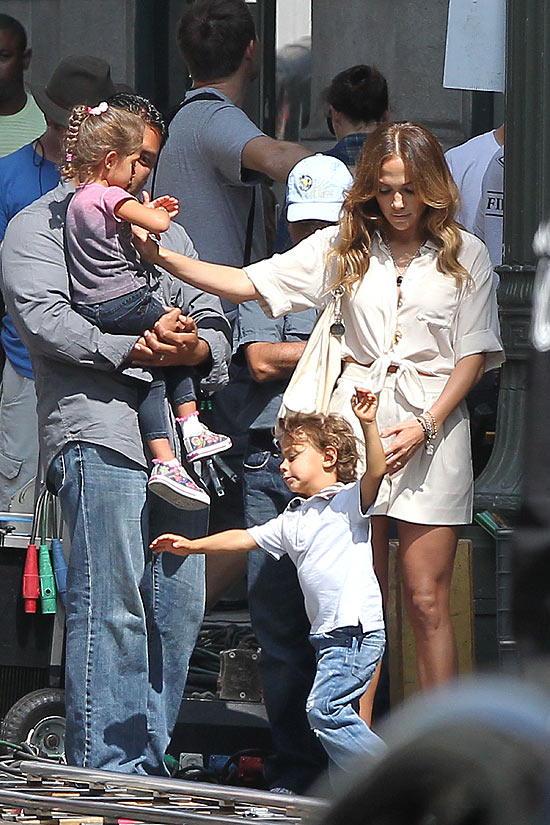 A cantora e atriz Jennifer Lopez com os filhos gêmeos Max e Emme nos bastidores de uma gravação em Los Angeles