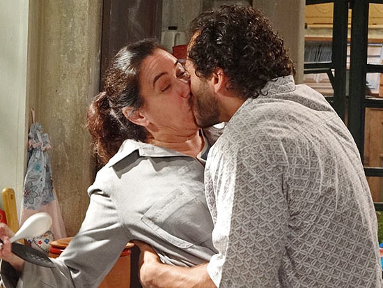 Guaracy pede Griselda em casamento em "Fina Estampa"