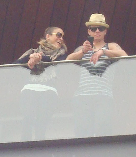 Jennifer lopez e o namorado na sacada do hotel, em Ipanema