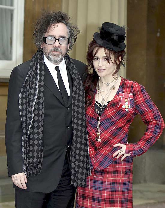 O diretor Tim Burton com a mulher, a atriz Helena Bonham Carter, em Londres