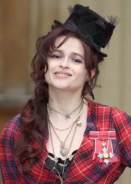 Helena Bonham Carter exibe a medalha da Ordem do Império Britânico