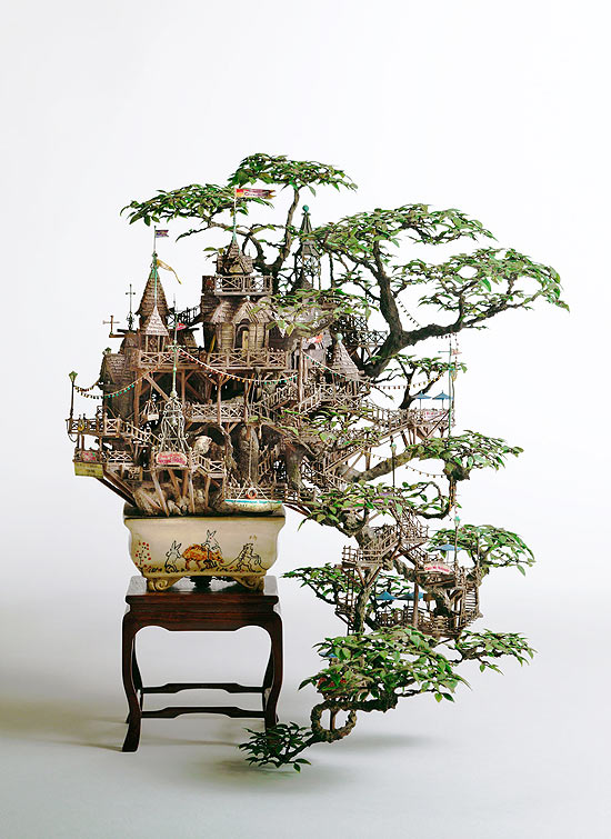O artista japonês Takanori Aiba criou mundos em miniatura em árvores de bonsai