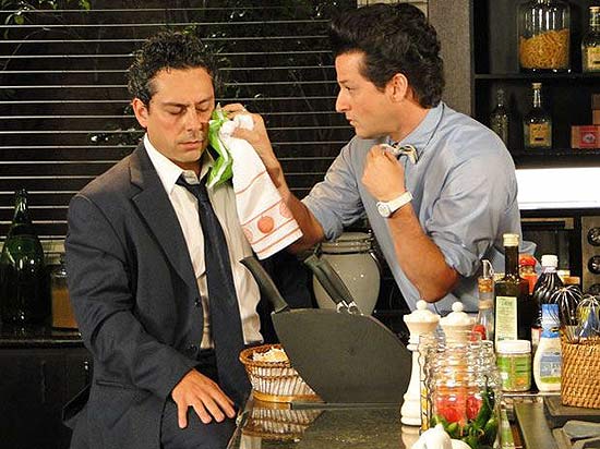 Baltazar (Alexandre Nero) e Crô (Marcelo Serrado) em cena "Fina Estampa"