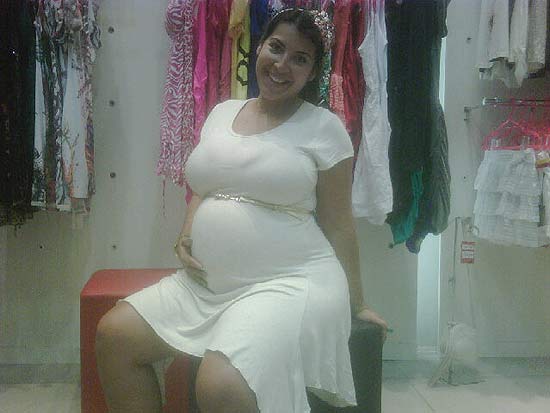 A ex-BBB Priscila Pires, quando estava grávida do primeiro filho