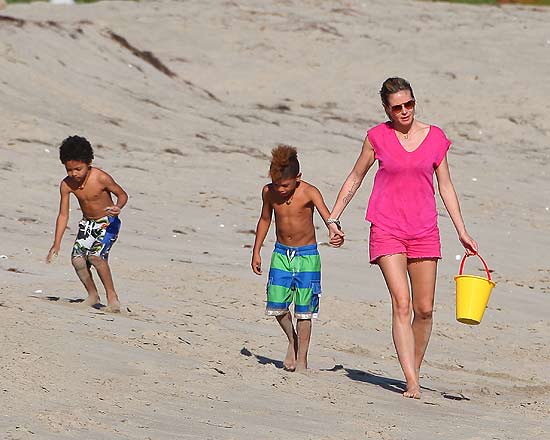 Heidi Klum e os filhos andam na praia