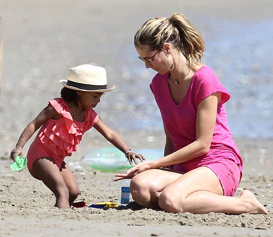 Heidi Klum brinca na areia com os filhos