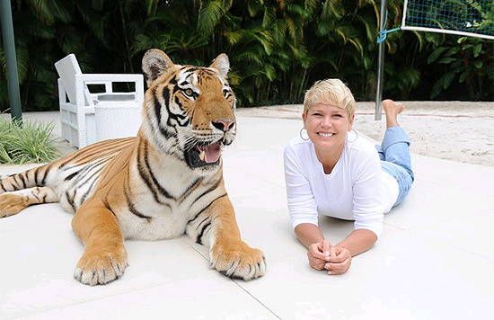 Xuxa posa com tigre