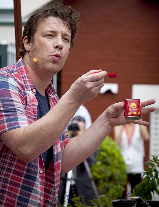 Jamie Oliver se irrita com repórter que pergunta sobre sua cinturinha