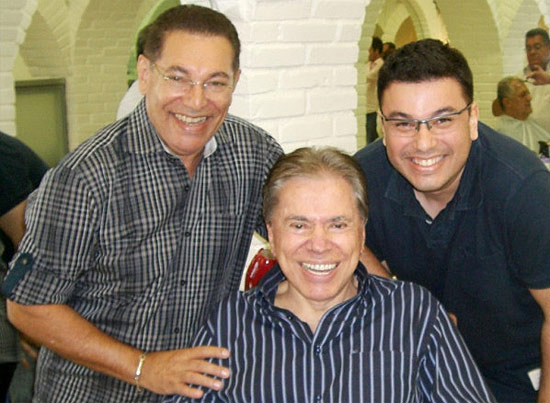 Silvio Santos com os cabeleireiros Jassa e Robson Jassa