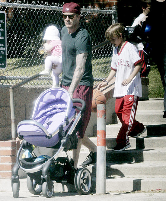 Beckham leva os filhos ao parque em Brentwood, Califórnia