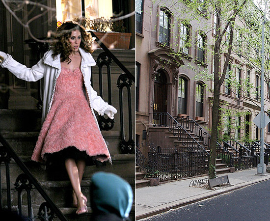 Sarah Jessica Parker nas escadarias da casa de Carrie Bradshaw (à dir.)