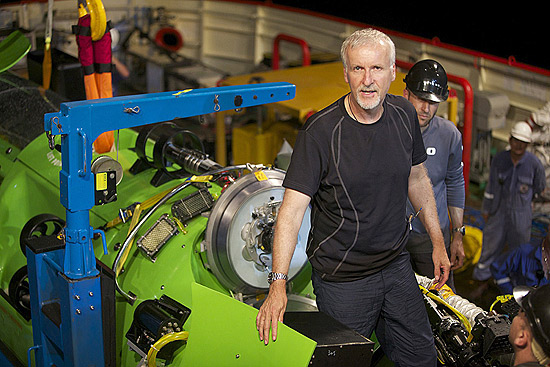 O cineasta James Cameron, à frente do batiscafo Deepsea Challenger, que usará para a descida