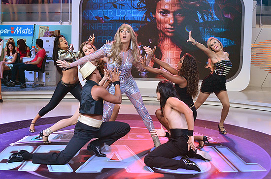 O apresentador Rodrigo Faro (ao centro) homenageia Jennifer Lopez no quadro "Dança Gatinho" do "Melhor do Brasil"