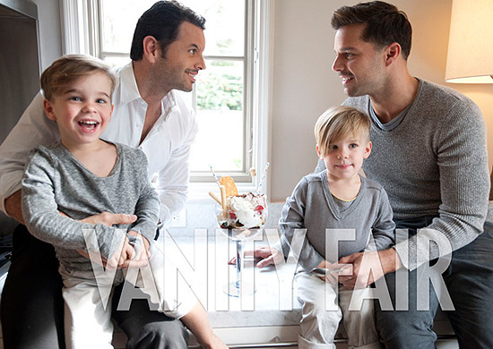 Ricky Martin com marido e filhos na versão espanhola da revista "Vanity Fair"