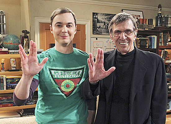 Os atores Jim Parsons (à esq.) e Leonard Nimoy (à dir.), que gravaram cena juntos para um episódio de "The Big Bang Theory"