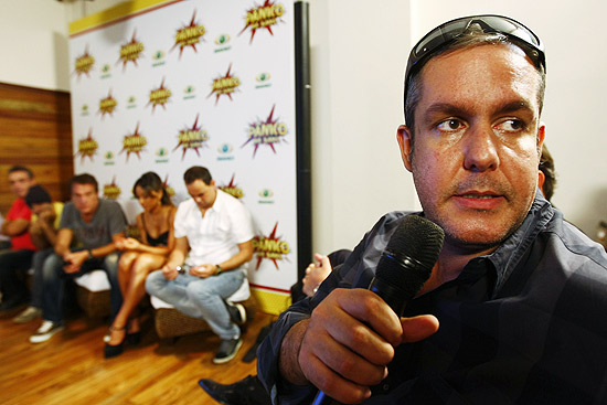 O diretor do "Pânico", Alan Rapp, com parte do elenco do programa ao fundo, durante coletiva em São Paulo