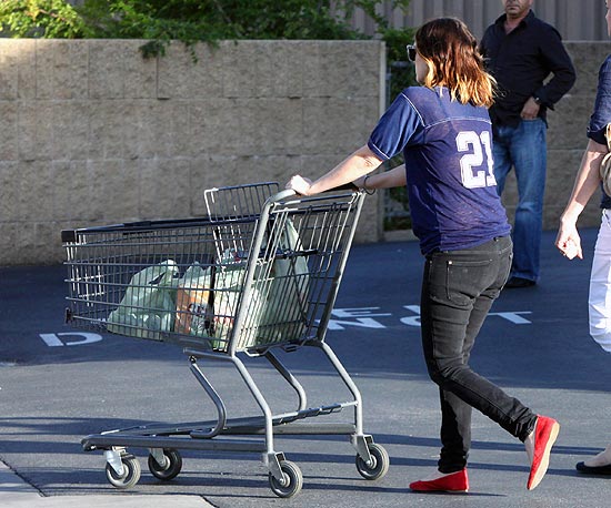 Drew Barrymore empurra carrinho de supermercado