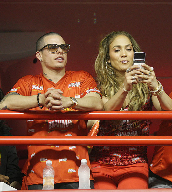 Jennifer Lopez negou que esteja noiva do namorado Casper Smart 