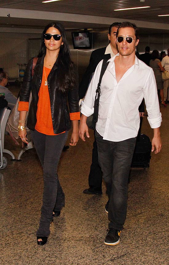 Matthew McConaughey e Camila Alves chegam no aeroporto de Guarulhos
