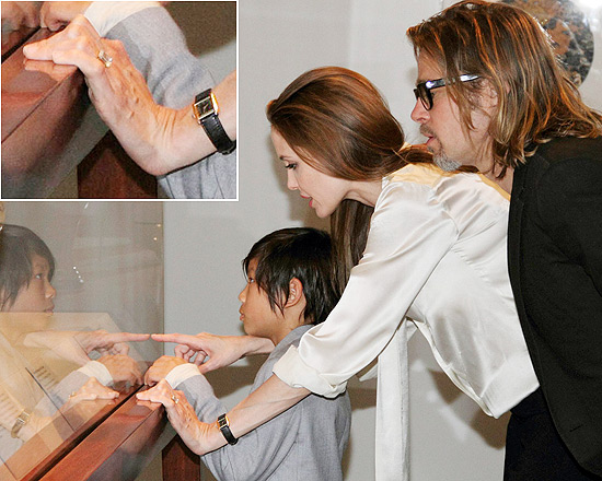 Angelina Jolie, Brad Pitt e Pax; no detalhe, o anel de noivado