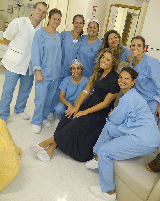 Monique Amin ("BBB12") no hospital Mãe de Deus, em Porto Alegre, após cirurgia plástica