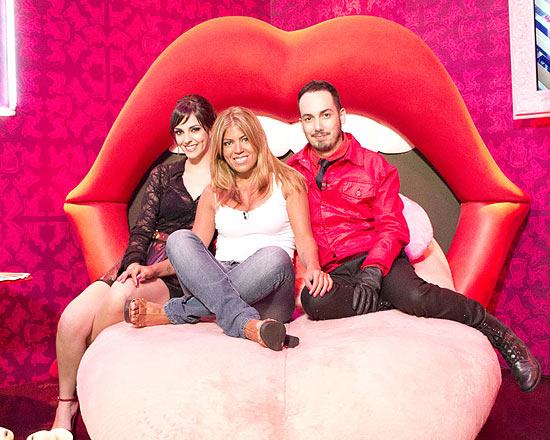 Raquel Pacheco, conhecida como Bruna Surfistinha, entre os apresentadores Titi e Didi, do "MTV Sem Vergonha"