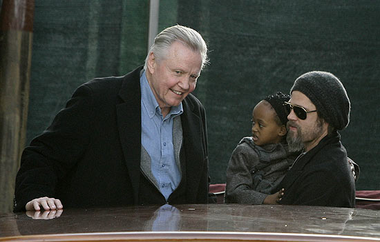 John Voight com Brad Pitt e a neta Zahara