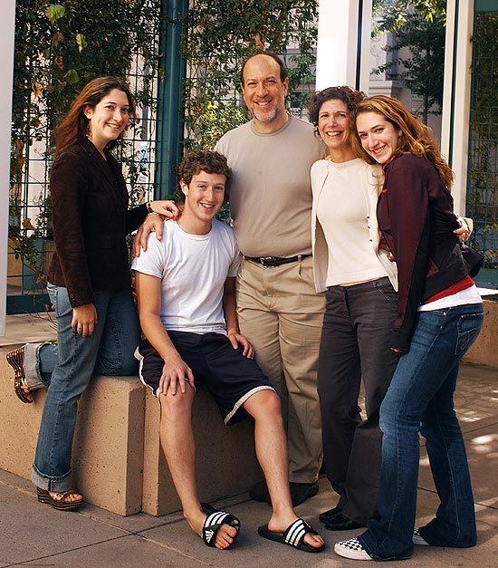 Mark Zuckerberg com seus pais Edward e Karen e as irmãs Randi (à esquerda) e Arielle (à direita)