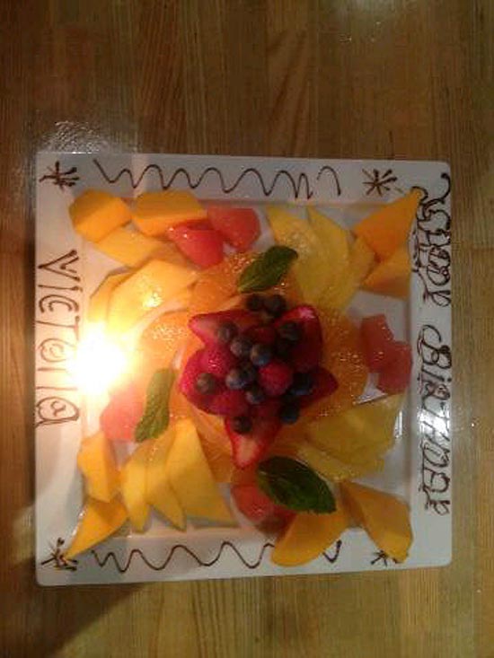 Victoria Beckham e sua salada de frutas na hora do "parabéns"