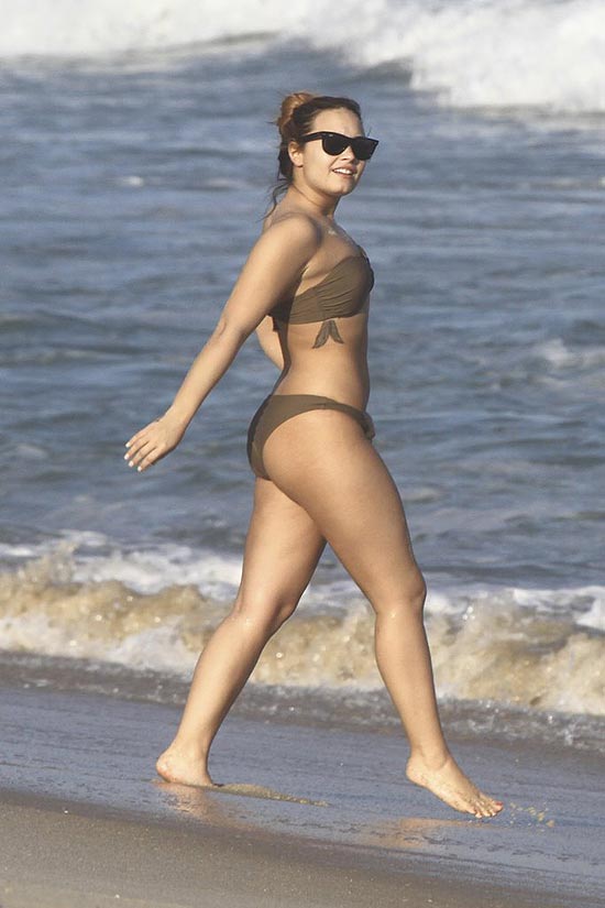 Demi Lovato na Praia da Macumba, no Rio de Janeiro