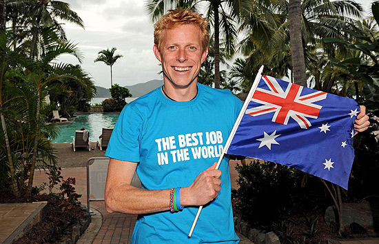 O inglês Ben Southall posa para foto com bandeira da Austrália