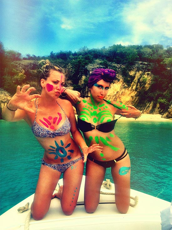 Kaley Cuoco e sua amiga se divertem em ilha do Caribe
