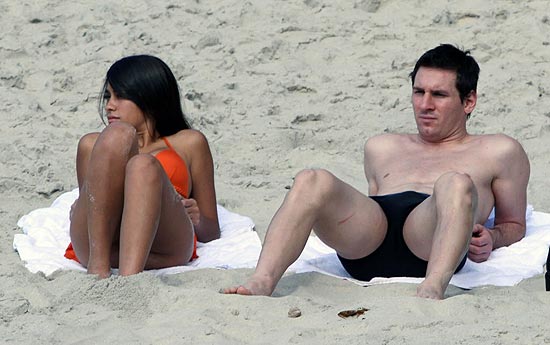 O jogador argentino Lionel Messi e sua namorada, Antonella Roccuzzo, na Prainha, no Rio de Janeiro, em 2010