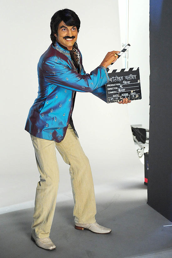 O ator Ashton Kutcher caracterizado como o indiano Raj nos bastidores do comercial