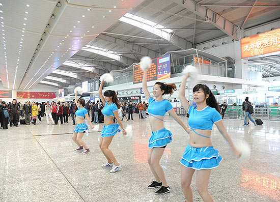 Aeroporto chinês usa "cheerleaders" para acalmar passageiros