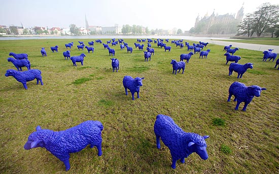 Ovelhas de plástico azul "invadem" jardim de castelo na Alemanha