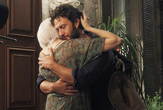 Rodrigo (Gabriel Braga Nunes) e sua mãe Verbena (Ana Lúcia Torre) se reencontram depois de 30 anos