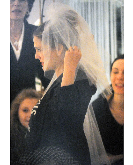 Drew Barrymore prova véu de noiva em loja em Nova York
